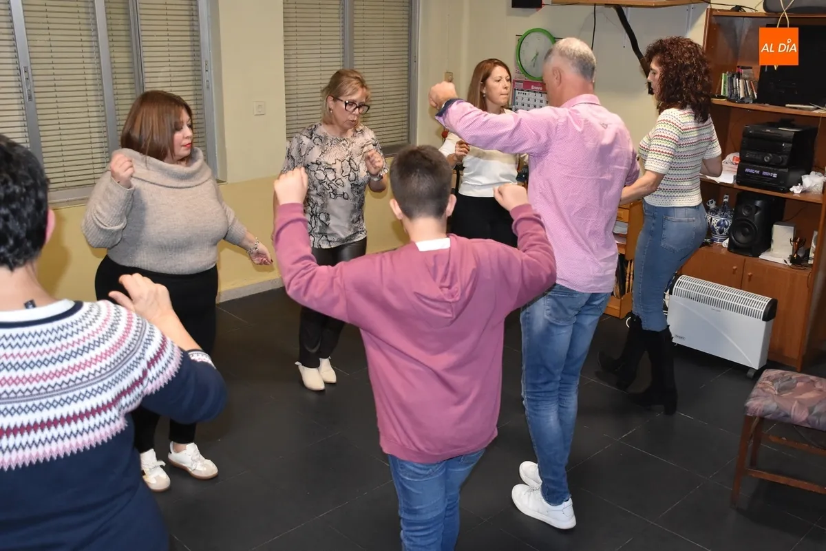 Foto 10 - Ra&uacute;l Benito imparte un taller de bailes de Pe&ntilde;aparda en la Avenida de Espa&ntilde;a