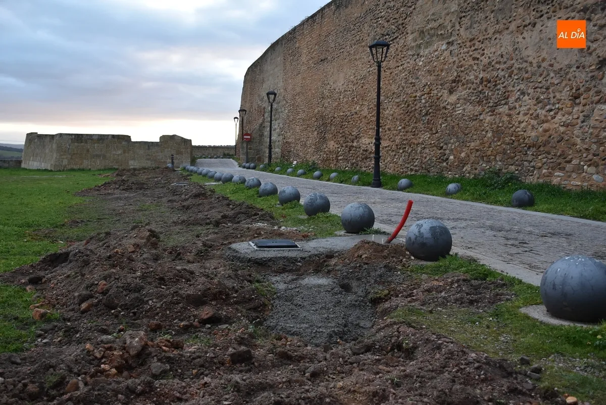 Foto 8 - En marcha el cambio de lateral de las farolas pr&oacute;ximas al Cuerpo de Guardia de San Pelayo