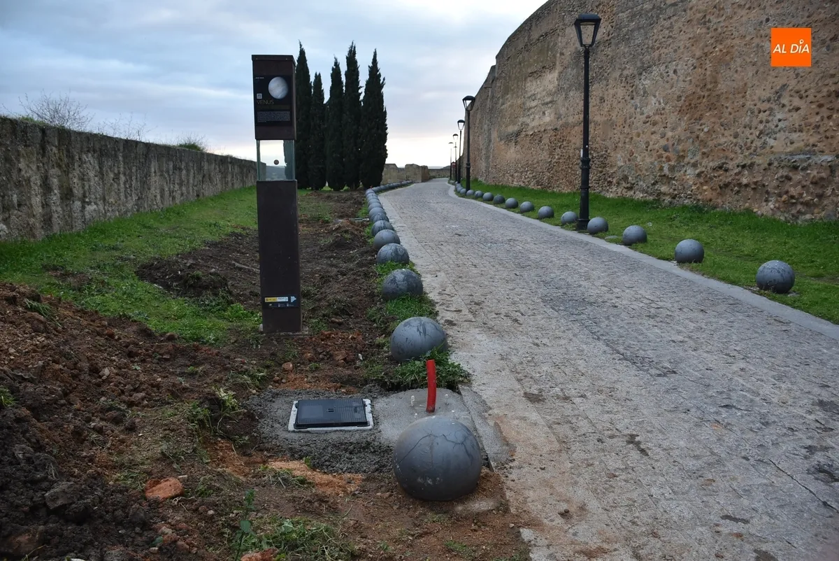 Foto 9 - En marcha el cambio de lateral de las farolas pr&oacute;ximas al Cuerpo de Guardia de San Pelayo