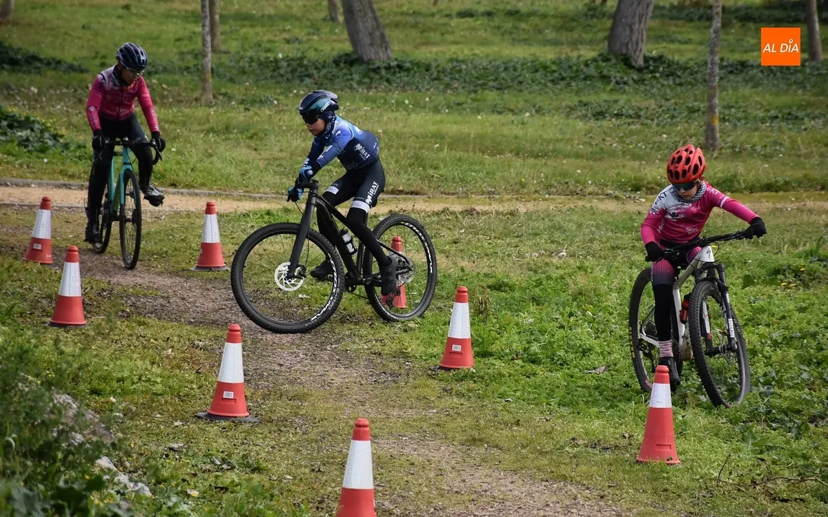 Foto 4 - La Alameda acoge un nuevo entreno de la Escuela del Club J&oacute;venes Ciclistas, que abre la inscripci&oacute;n