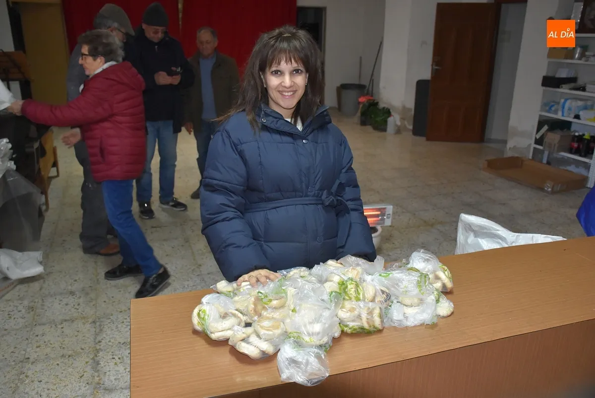 Foto 2 - Agotados en poco m&aacute;s de dos horas los 7.500 panecitos de San Ant&oacute;n en San Andr&eacute;s