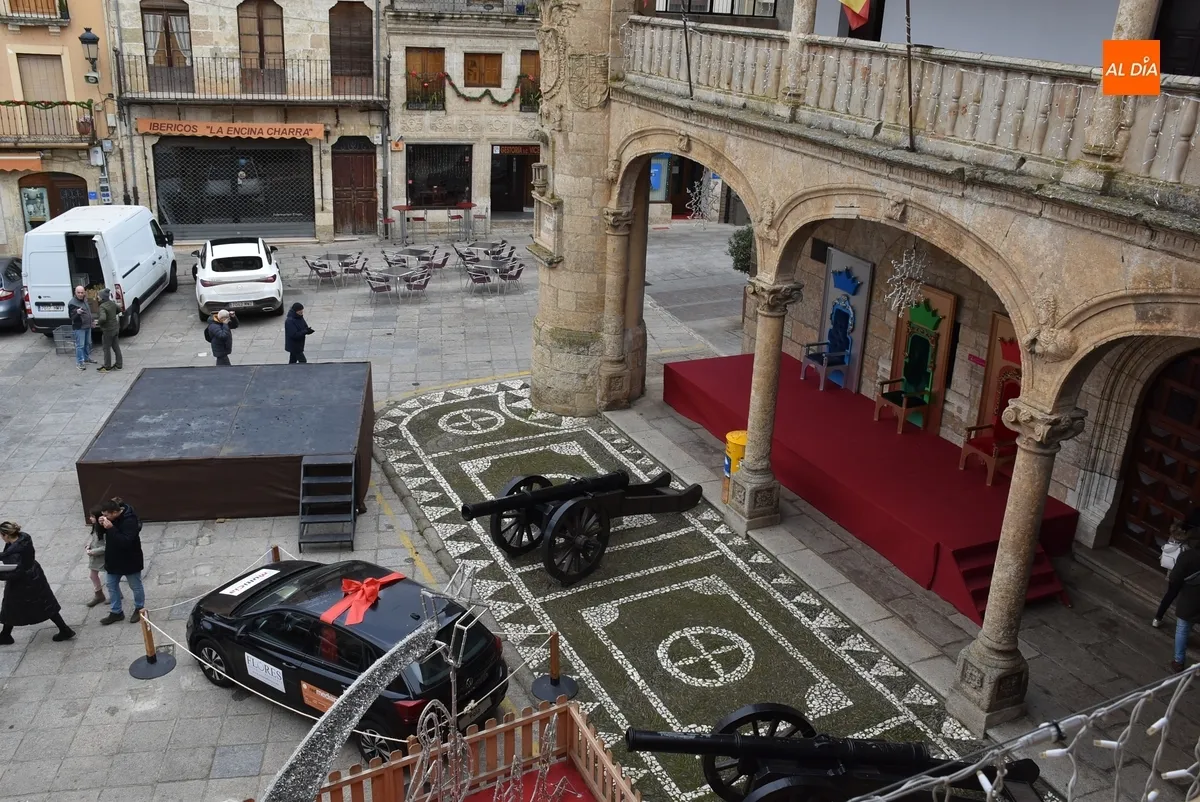 Foto 3 - Preparado el estrado para la recepci&oacute;n real de este domingo