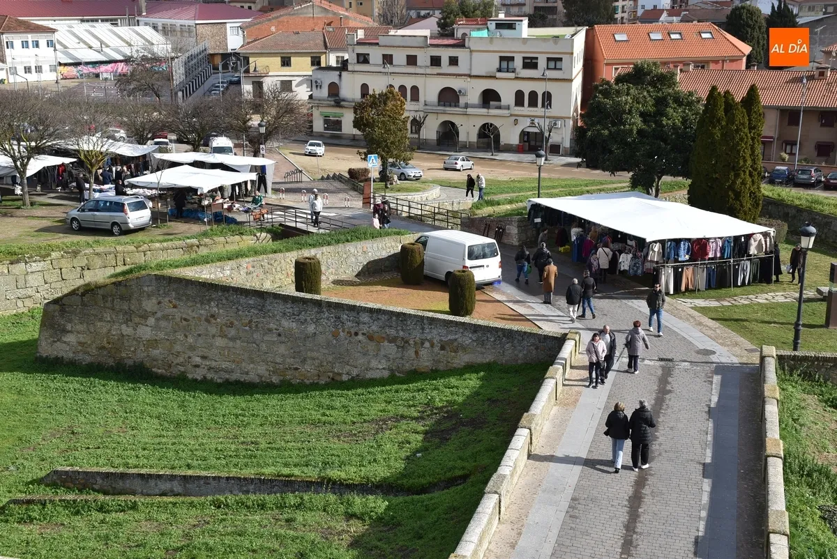 Foto 4 - At&iacute;pica sesi&oacute;n del mercadillo sabatino con la ausencia de numerosos puestos
