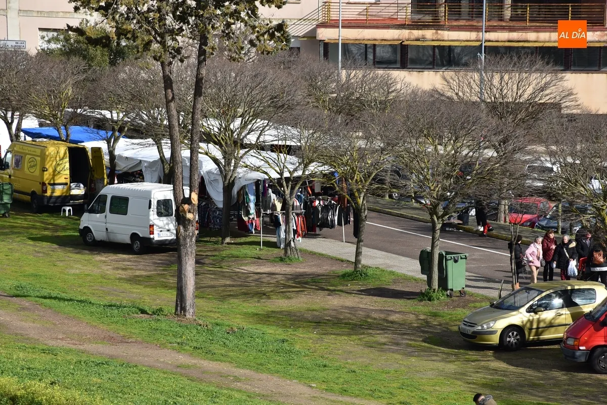 Foto 5 - At&iacute;pica sesi&oacute;n del mercadillo sabatino con la ausencia de numerosos puestos