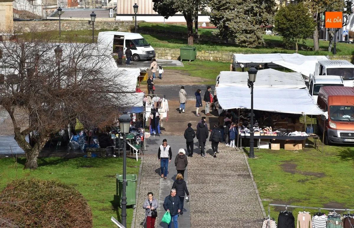 Foto 6 - At&iacute;pica sesi&oacute;n del mercadillo sabatino con la ausencia de numerosos puestos