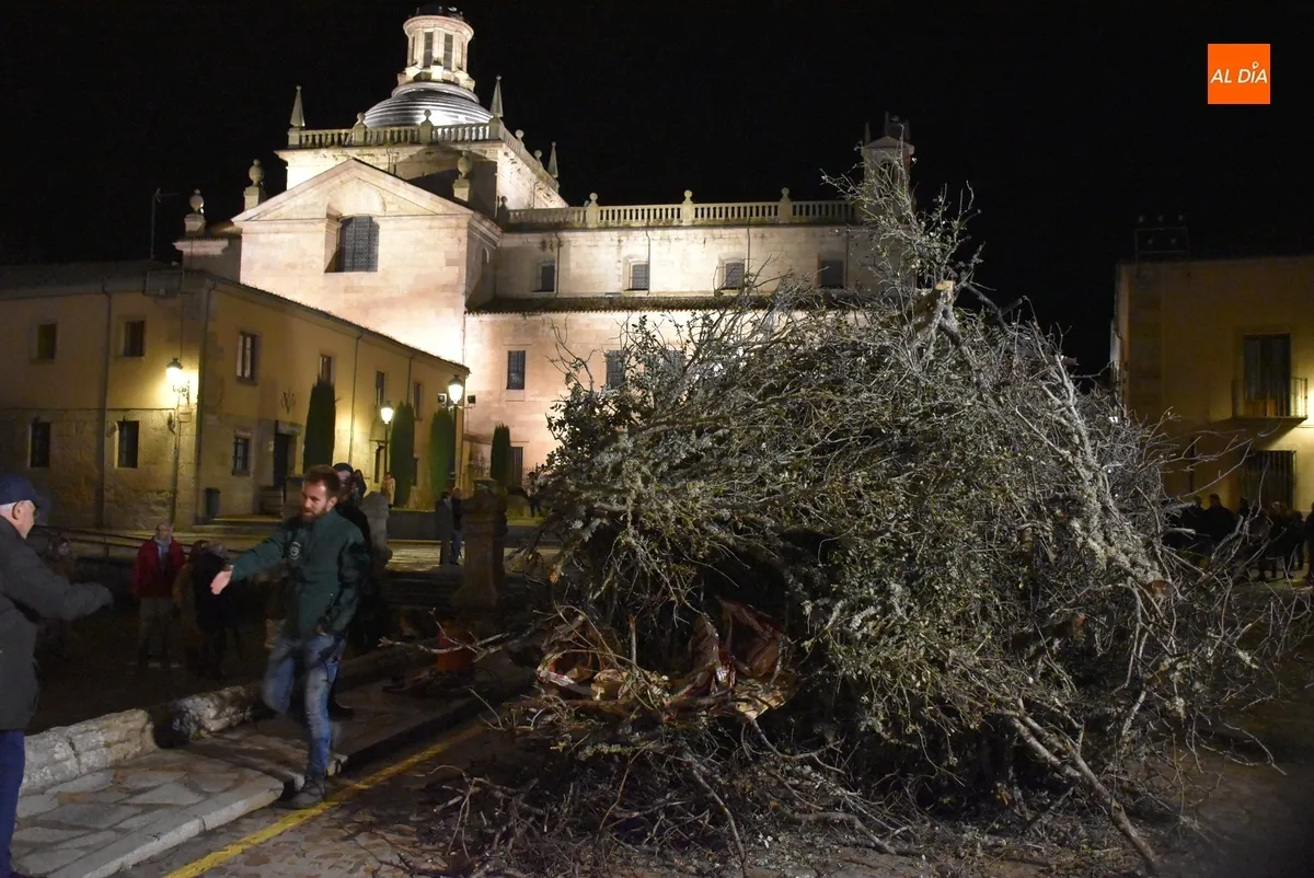 Foto 7 - Una majestuosa hoguera ilumina el arranque de las horas culminantes en honor al patr&oacute;n