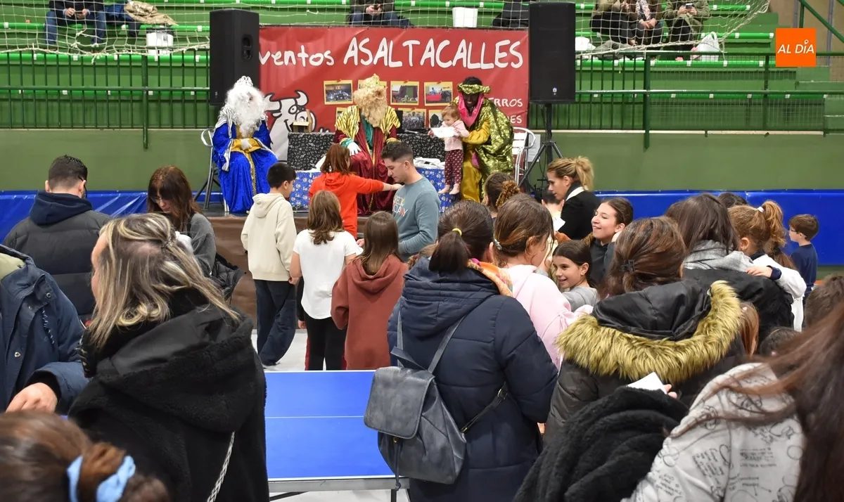 Foto 2 - Los Reyes Magos se pasan por Navilandia con obsequios para todos los chavales