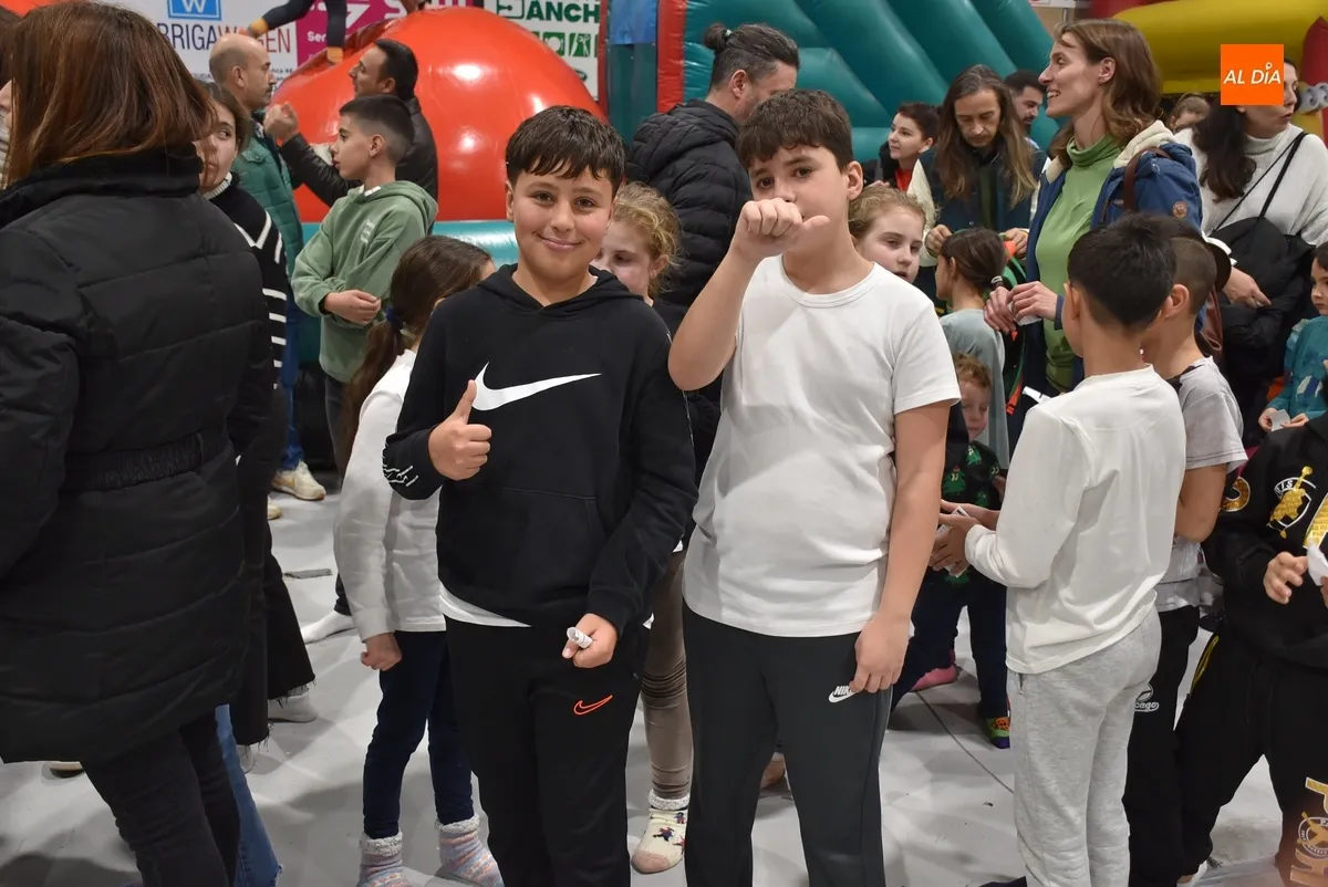 Foto 3 - Los Reyes Magos se pasan por Navilandia con obsequios para todos los chavales