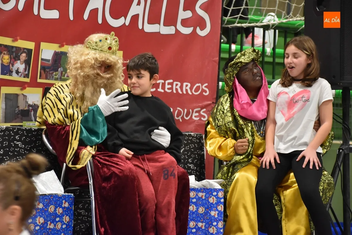 Foto 4 - Los Reyes Magos se pasan por Navilandia con obsequios para todos los chavales
