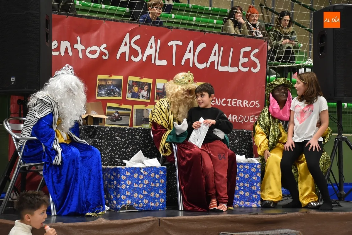 Foto 5 - Los Reyes Magos se pasan por Navilandia con obsequios para todos los chavales