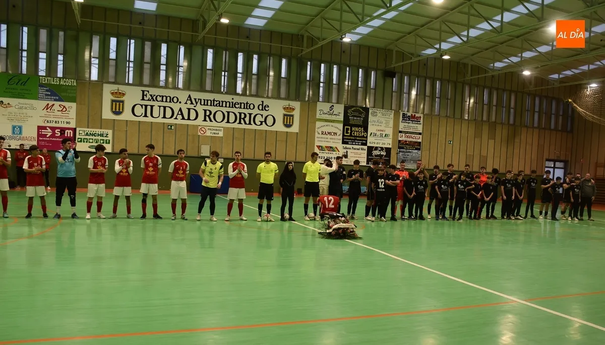 Foto 7 - Un abarrotado Conde de Fox&aacute; rinde un emotiv&iacute;simo homenaje a &Aacute;lvaro P&eacute;rez Ortega