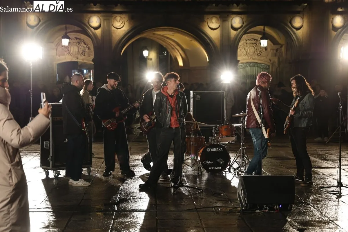 Los grupos Despistaos y Veintiuno graban en la Plaza Mayor de Salamanca parte de su videoclip 'Nunca la primera' 