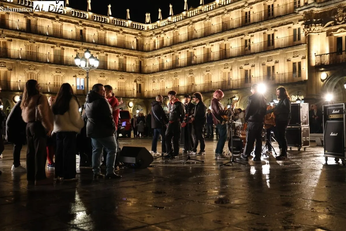 Los grupos Despistaos y Veintiuno graban en la Plaza Mayor de Salamanca parte de su videoclip 'Nunca la primera' 