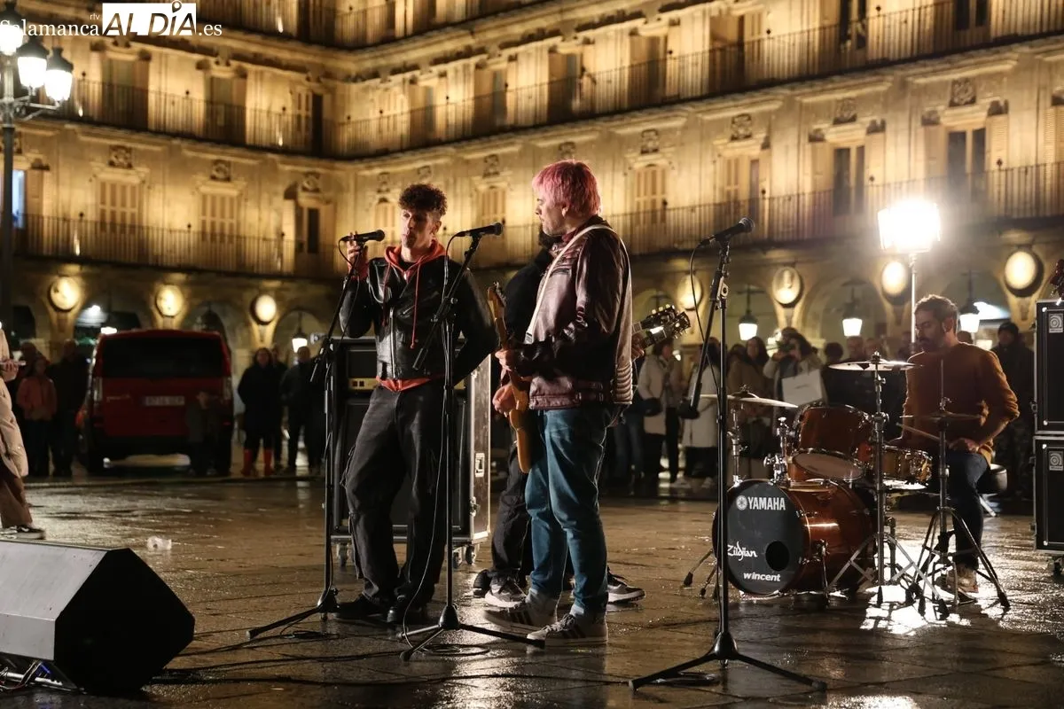 Los grupos Despistaos y Veintiuno graban en la Plaza Mayor de Salamanca parte de su videoclip 'Nunca la primera' 