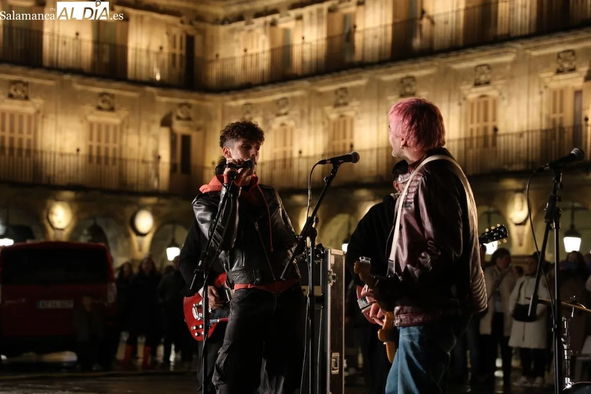 Los grupos Despistaos y Veintiuno graban en la Plaza Mayor de Salamanca parte de su videoclip 'Nunca la primera' 