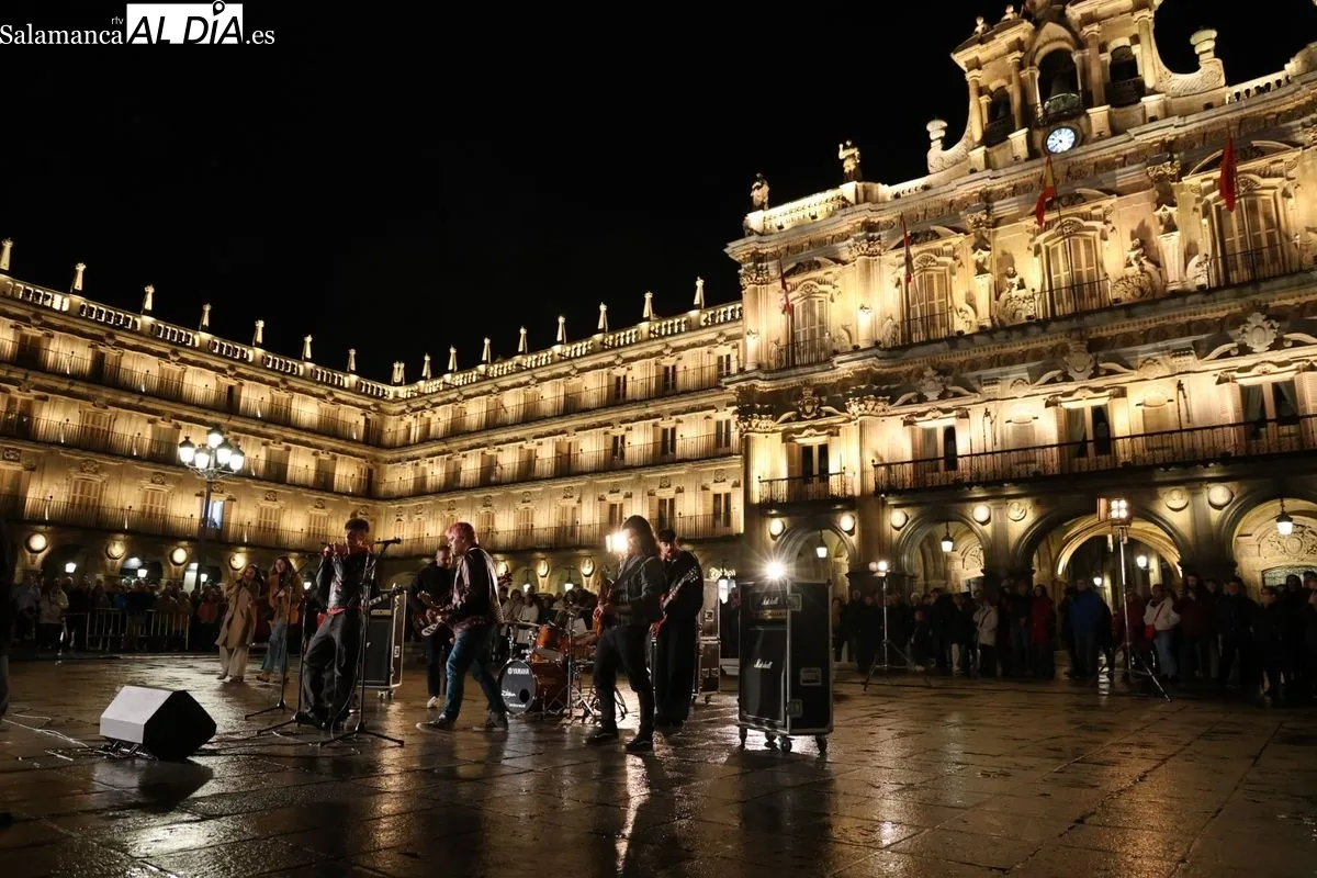 Los grupos Despistaos y Veintiuno graban en la Plaza Mayor de Salamanca parte de su videoclip 'Nunca la primera' 