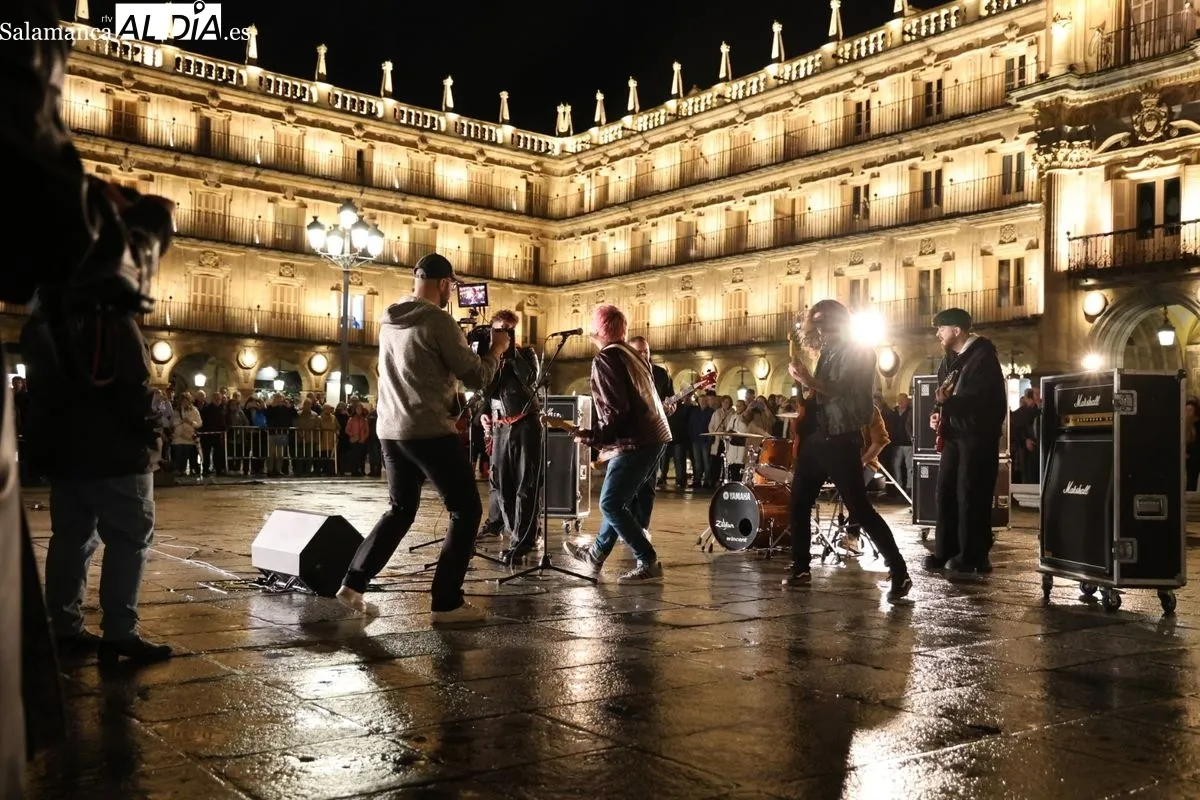 Los grupos Despistaos y Veintiuno graban en la Plaza Mayor de Salamanca parte de su videoclip 'Nunca la primera' 