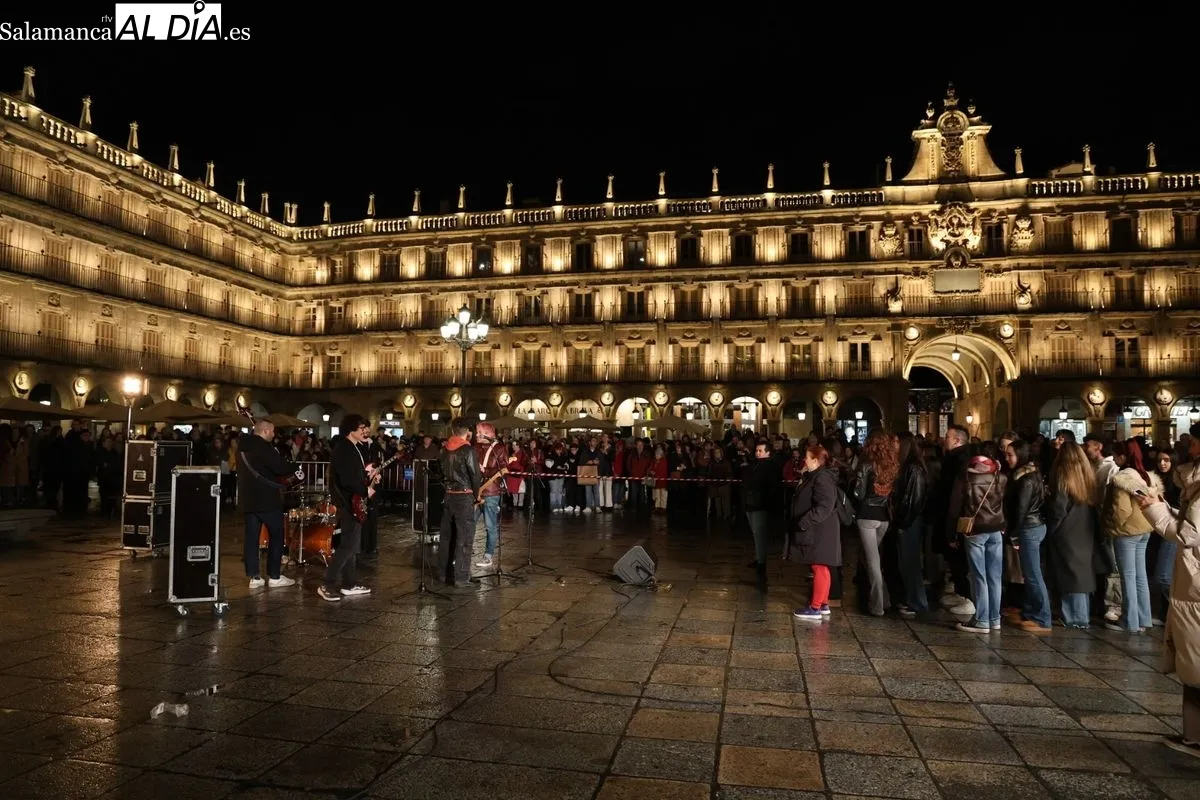 Los grupos Despistaos y Veintiuno graban en la Plaza Mayor de Salamanca parte de su videoclip 'Nunca la primera' 