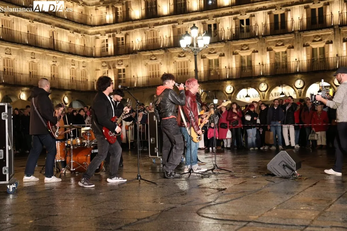 Los grupos Despistaos y Veintiuno graban en la Plaza Mayor de Salamanca parte de su videoclip 'Nunca la primera' 