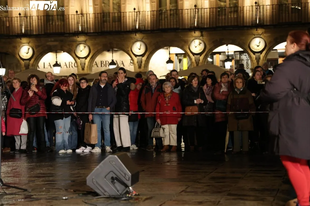 Los grupos Despistaos y Veintiuno graban en la Plaza Mayor de Salamanca parte de su videoclip 'Nunca la primera' 