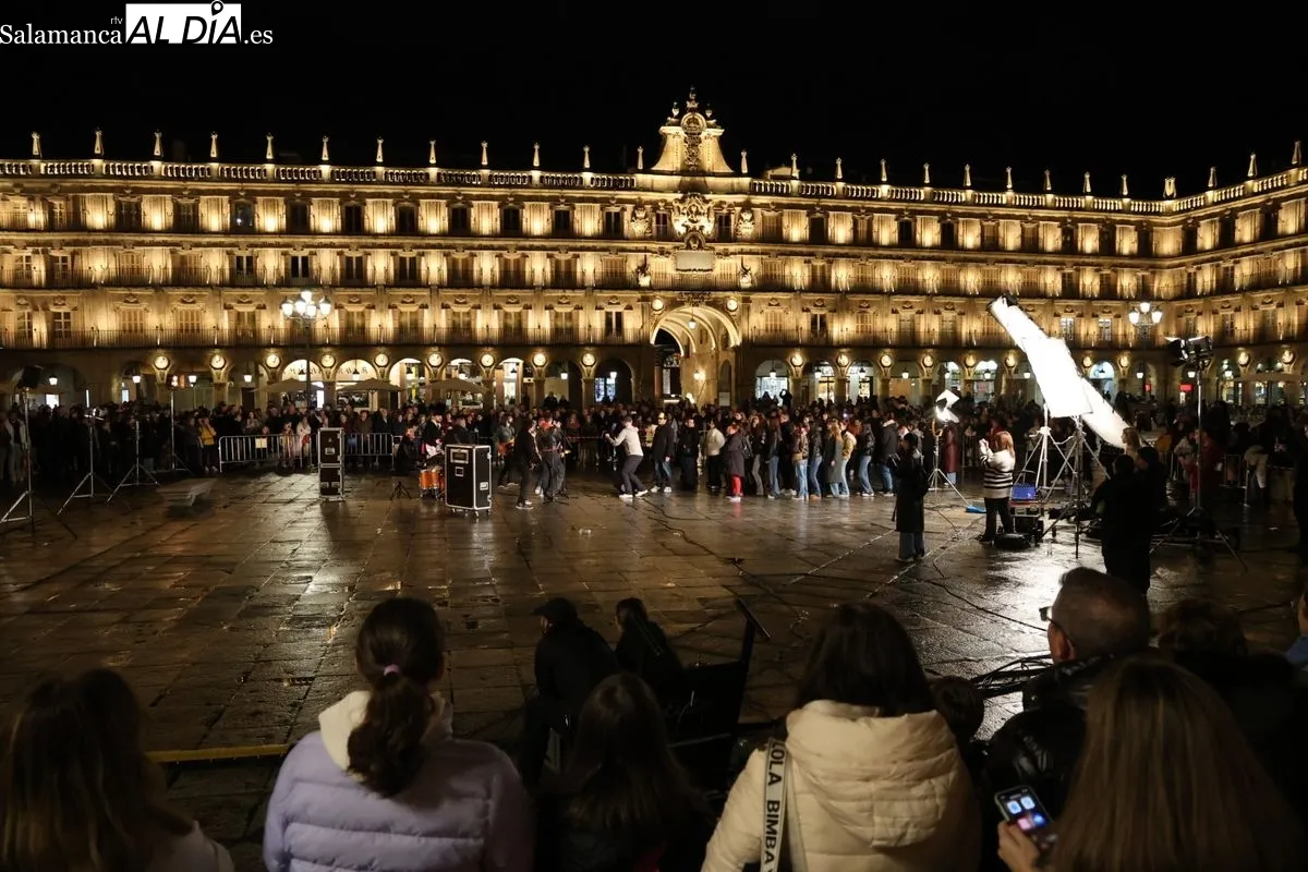 Los grupos Despistaos y Veintiuno graban en la Plaza Mayor de Salamanca parte de su videoclip 'Nunca la primera' 