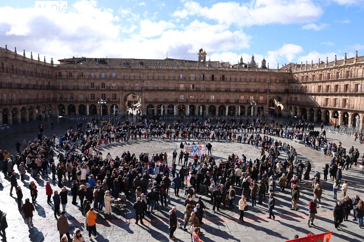 FOTOS y VÍDEO | Cientos de escolares del Colegio Amor de Dios celebran el Día de la Paz en la Plaza Mayor