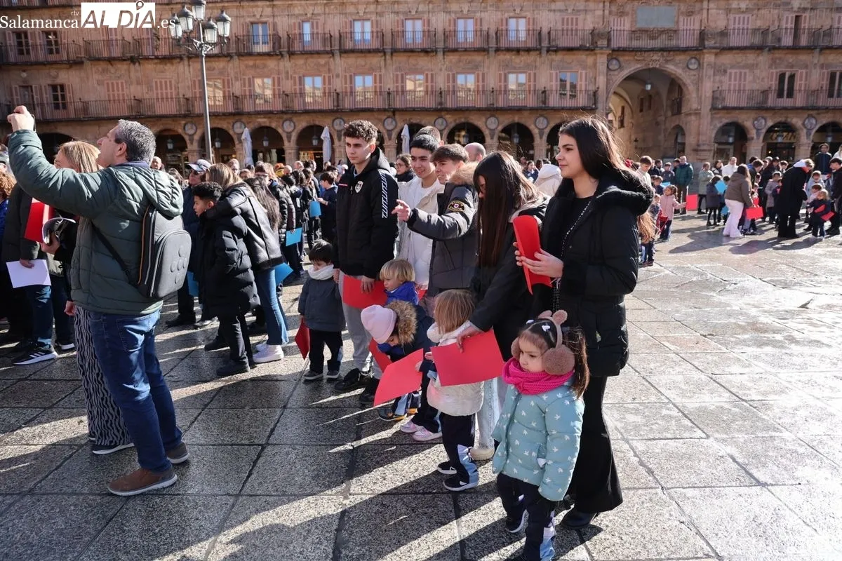 Día de la Paz en la Plaza Mayor de Salamanca con escolares del Colegio Amor de Dios. Foto de David Sañudo