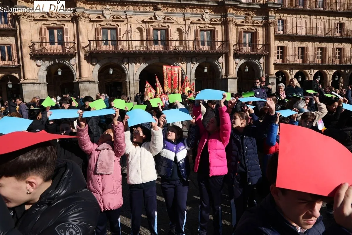 Día de la Paz en la Plaza Mayor de Salamanca con escolares del Colegio Amor de Dios. Foto de David Sañudo