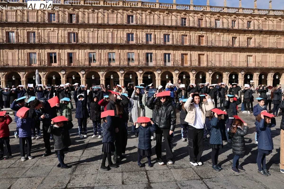 Día de la Paz en la Plaza Mayor de Salamanca con escolares del Colegio Amor de Dios. Foto de David Sañudo