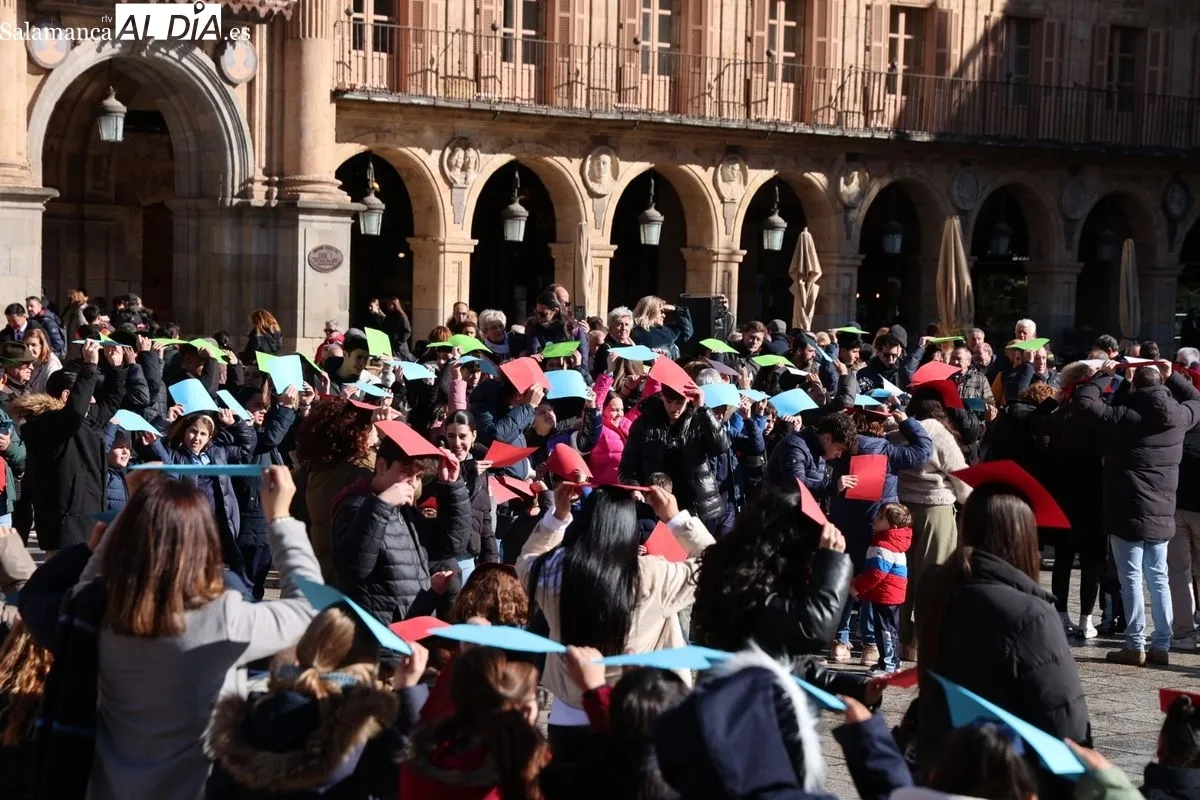Día de la Paz en la Plaza Mayor de Salamanca con escolares del Colegio Amor de Dios. Foto de David Sañudo