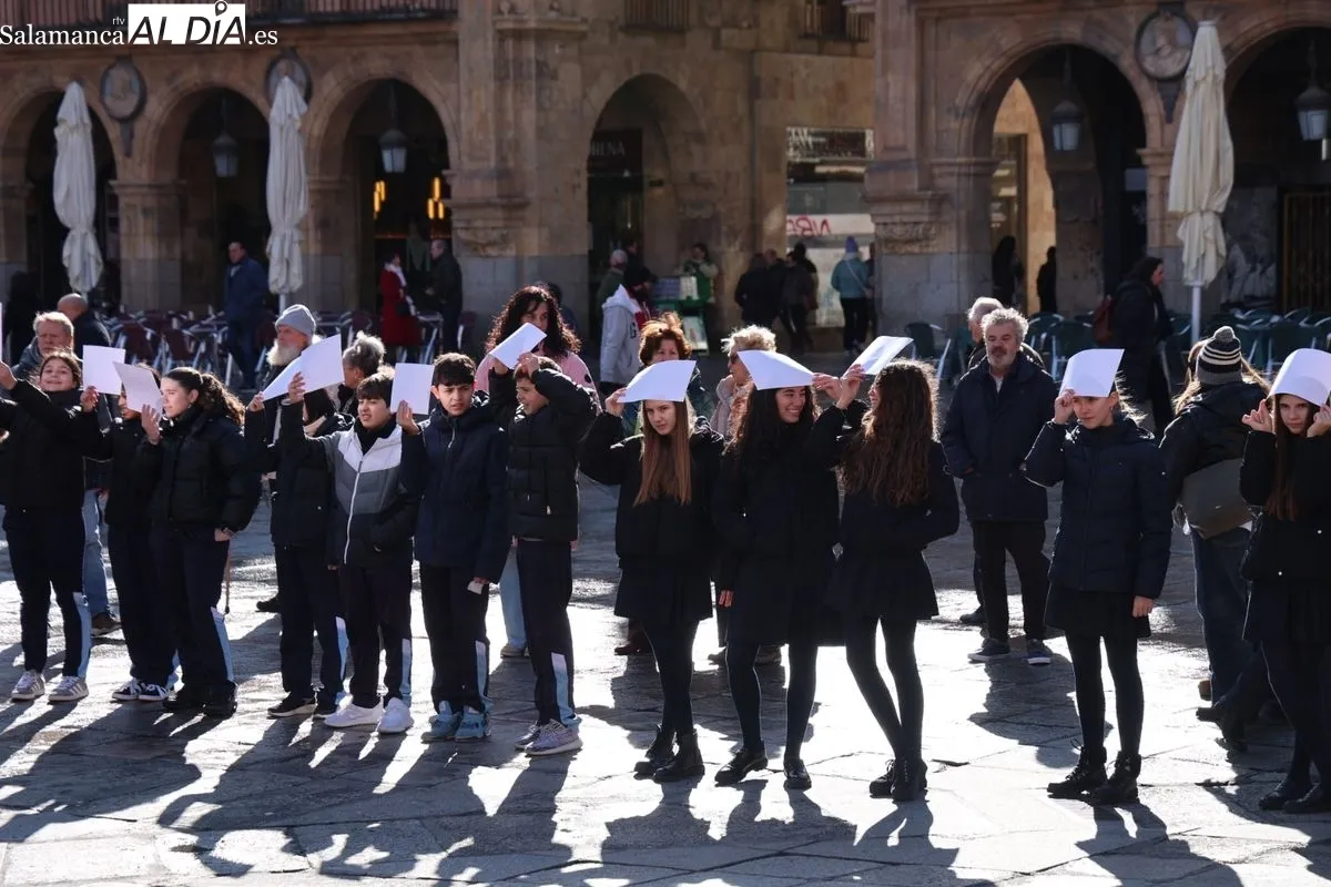 Día de la Paz en la Plaza Mayor de Salamanca con escolares del Colegio Amor de Dios. Foto de David Sañudo