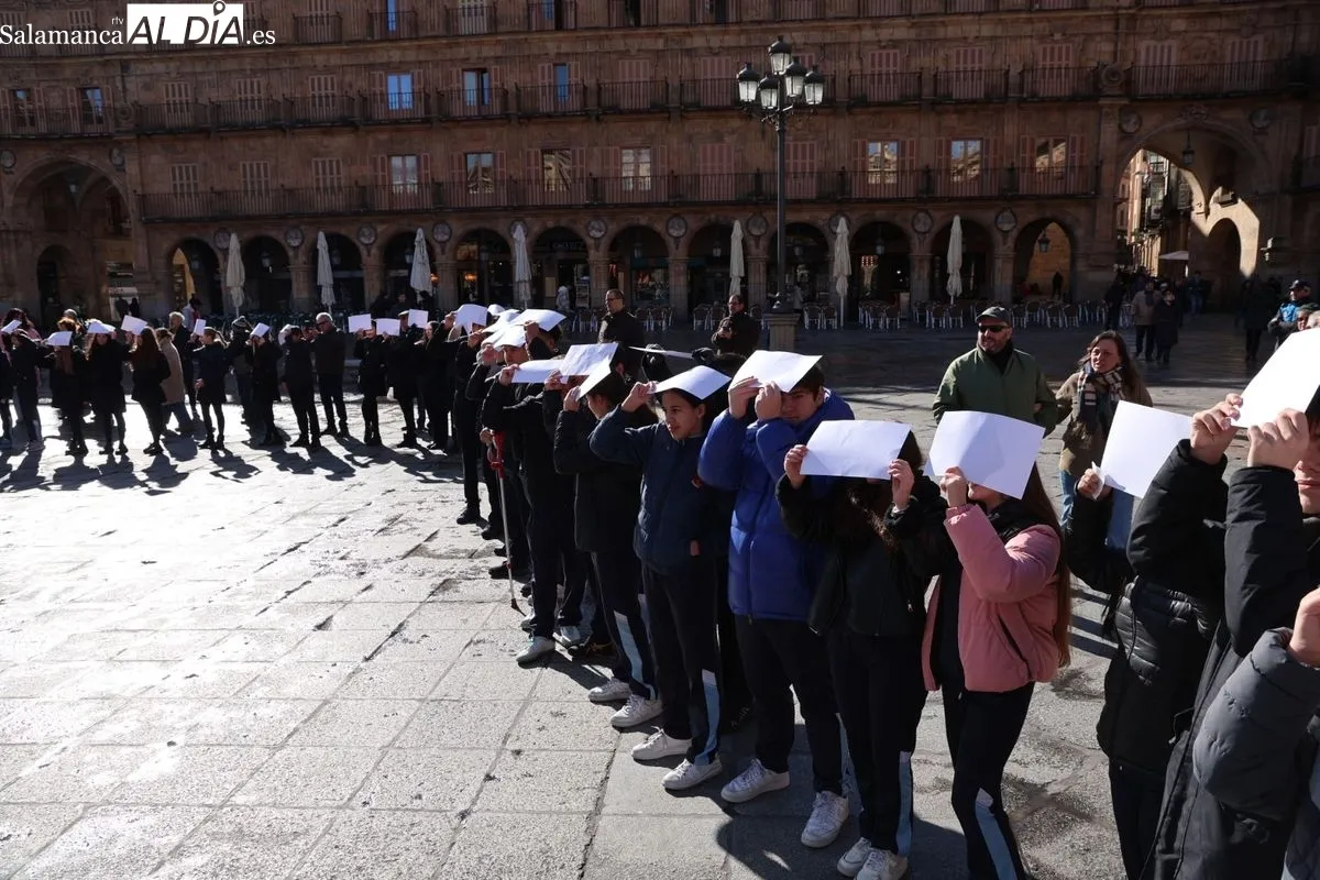Día de la Paz en la Plaza Mayor de Salamanca con escolares del Colegio Amor de Dios. Foto de David Sañudo