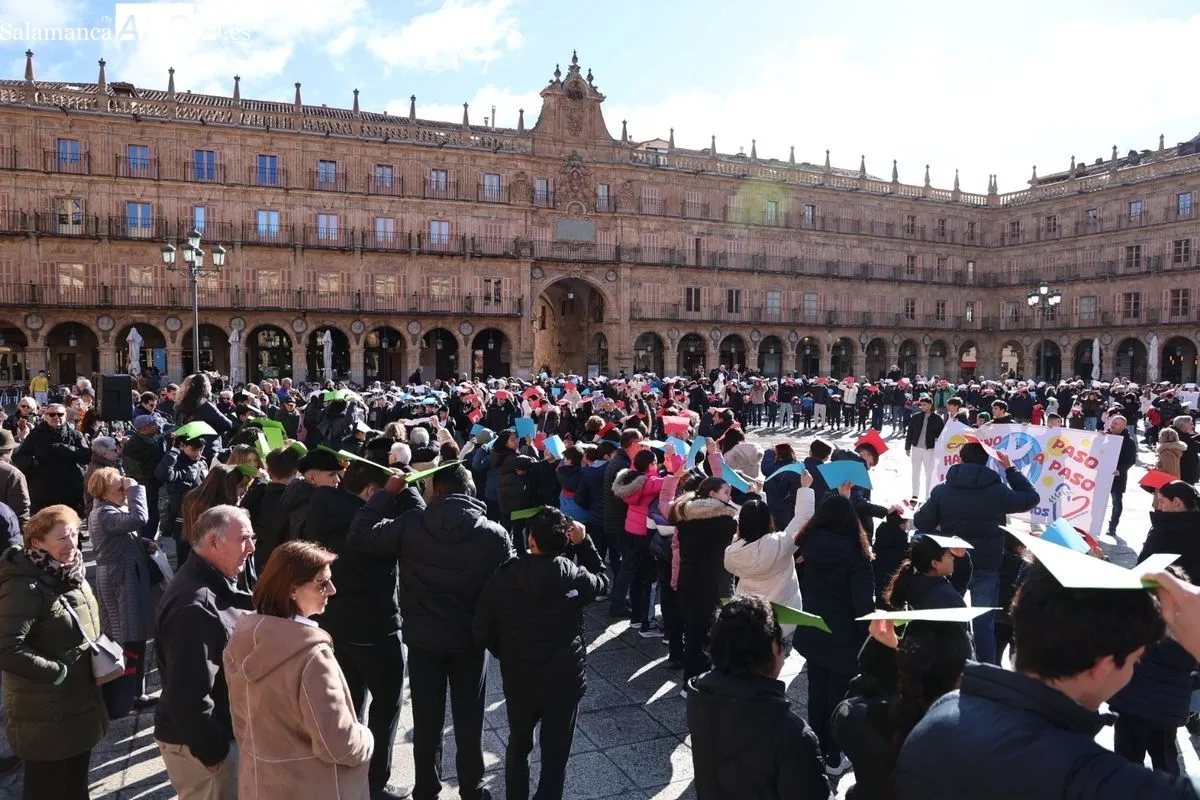 Día de la Paz en la Plaza Mayor de Salamanca con escolares del Colegio Amor de Dios. Foto de David Sañudo