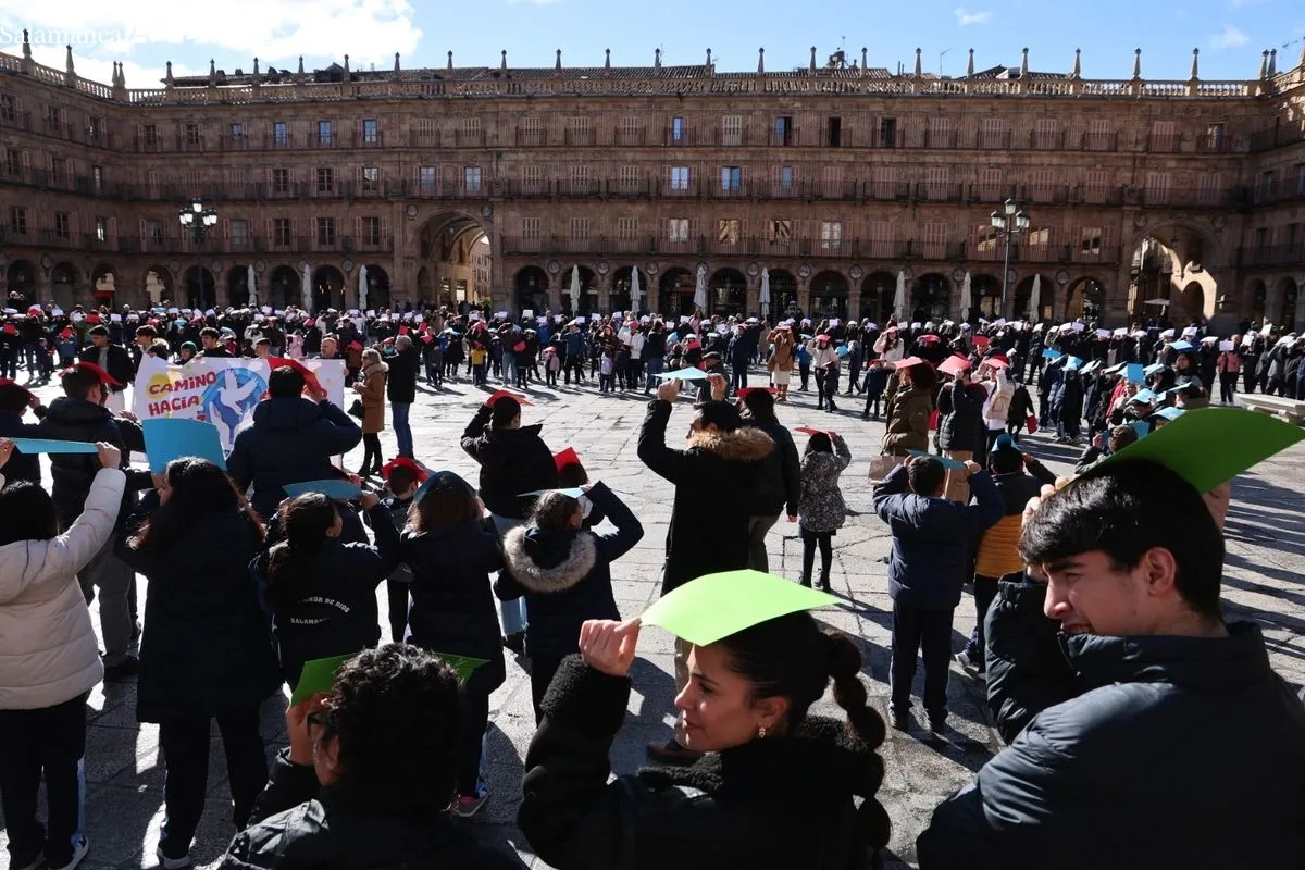 Día de la Paz en la Plaza Mayor de Salamanca con escolares del Colegio Amor de Dios. Foto de David Sañudo