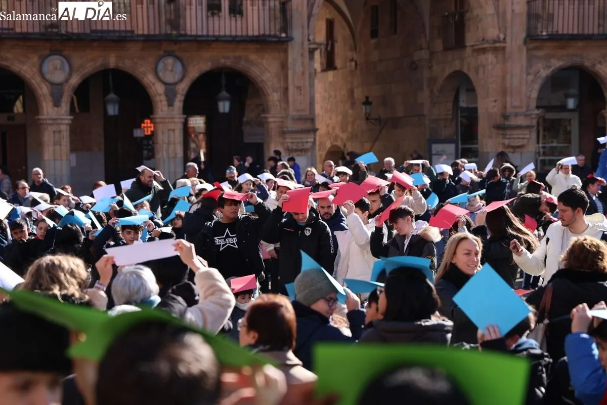 Día de la Paz en la Plaza Mayor de Salamanca con escolares del Colegio Amor de Dios. Foto de David Sañudo