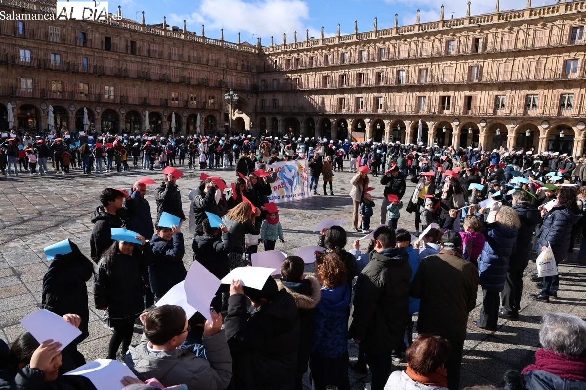 Día de la Paz en la Plaza Mayor de Salamanca con escolares del Colegio Amor de Dios. Foto de David Sañudo