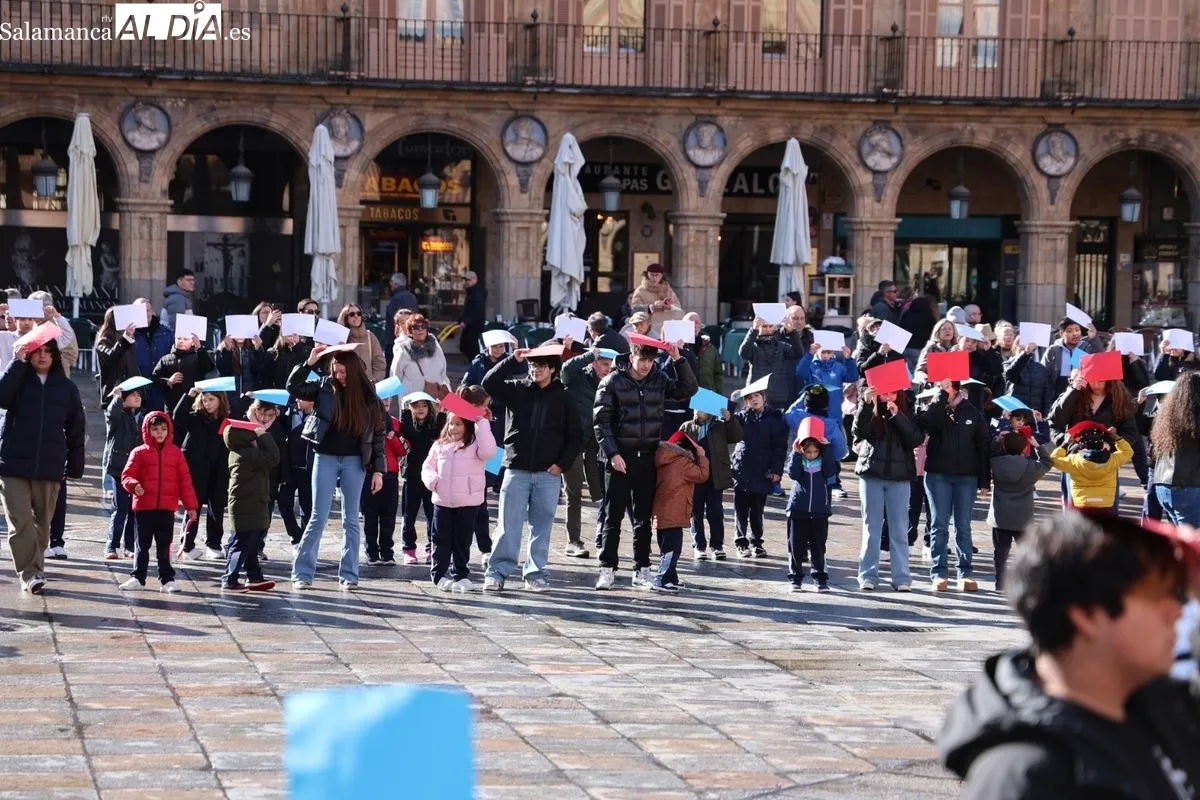 Día de la Paz en la Plaza Mayor de Salamanca con escolares del Colegio Amor de Dios. Foto de David Sañudo