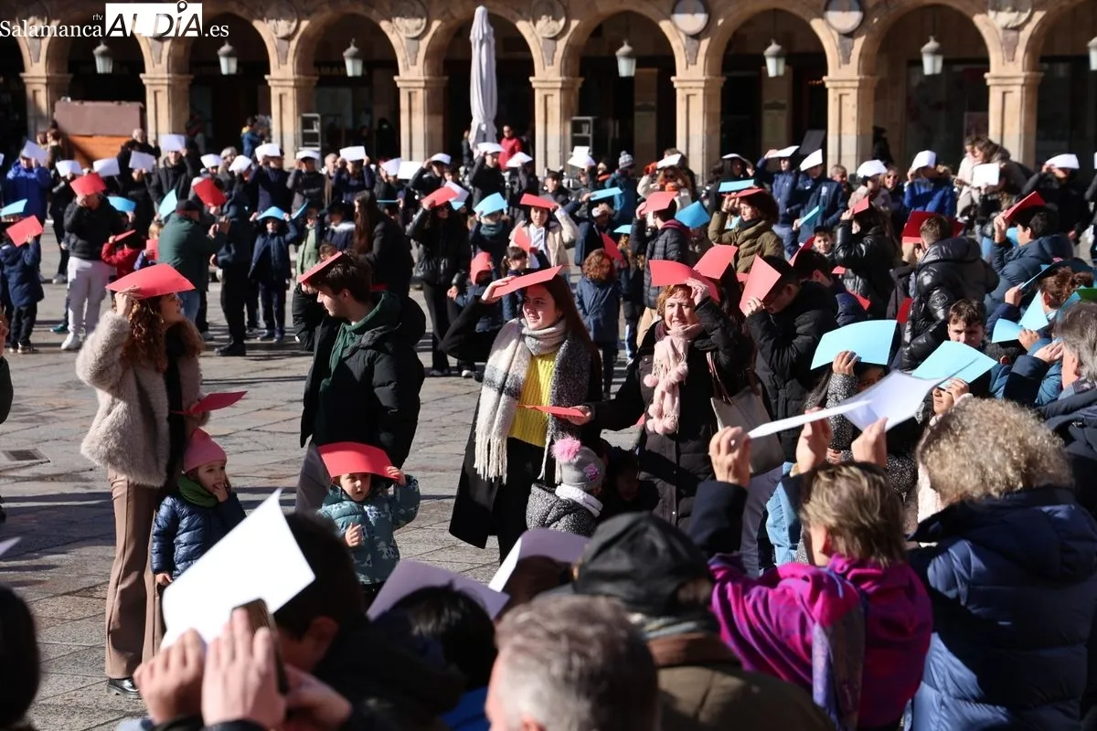Día de la Paz en la Plaza Mayor de Salamanca con escolares del Colegio Amor de Dios. Foto de David Sañudo