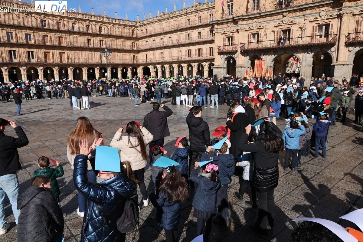 Día de la Paz en la Plaza Mayor de Salamanca con escolares del Colegio Amor de Dios. Foto de David Sañudo