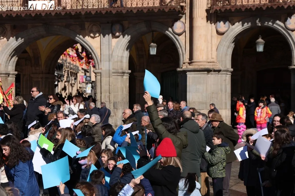 Día de la Paz en la Plaza Mayor de Salamanca con escolares del Colegio Amor de Dios. Foto de David Sañudo