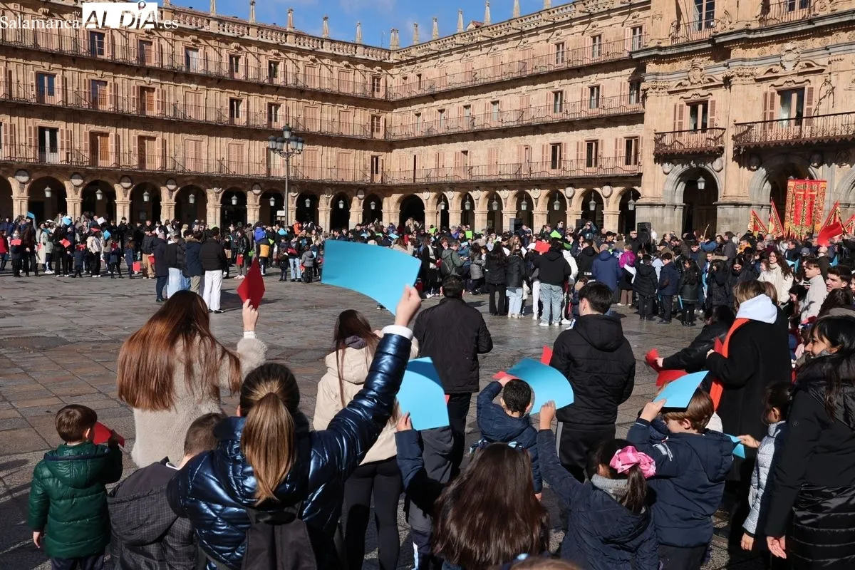 Día de la Paz en la Plaza Mayor de Salamanca con escolares del Colegio Amor de Dios. Foto de David Sañudo