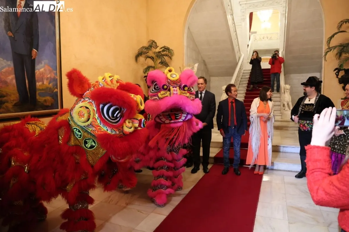 El alcalde de Salamanca, Carlos García Carbayo, recibe al escultor Xu Hongfei y a las personas participantes en la programación del Año Nuevo Chino. Foto de David Sañudo