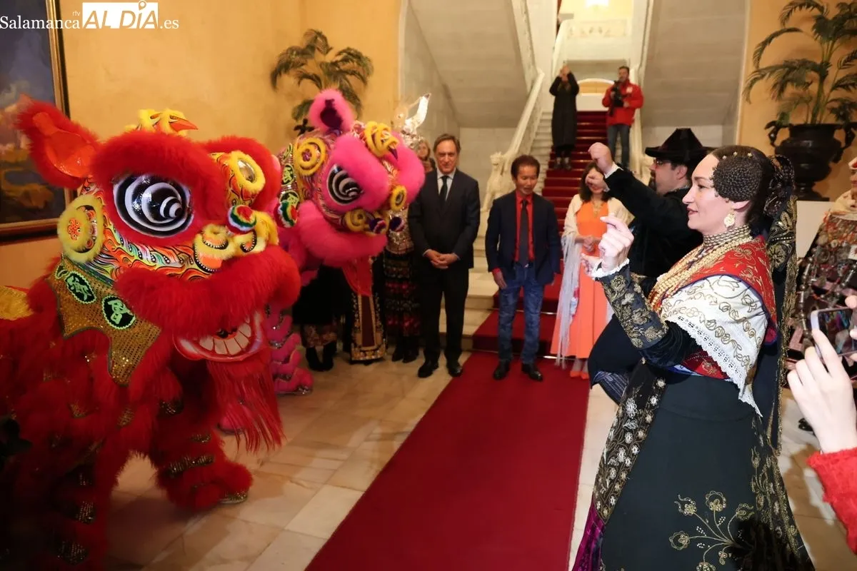 El alcalde de Salamanca, Carlos García Carbayo, recibe al escultor Xu Hongfei y a las personas participantes en la programación del Año Nuevo Chino. Foto de David Sañudo