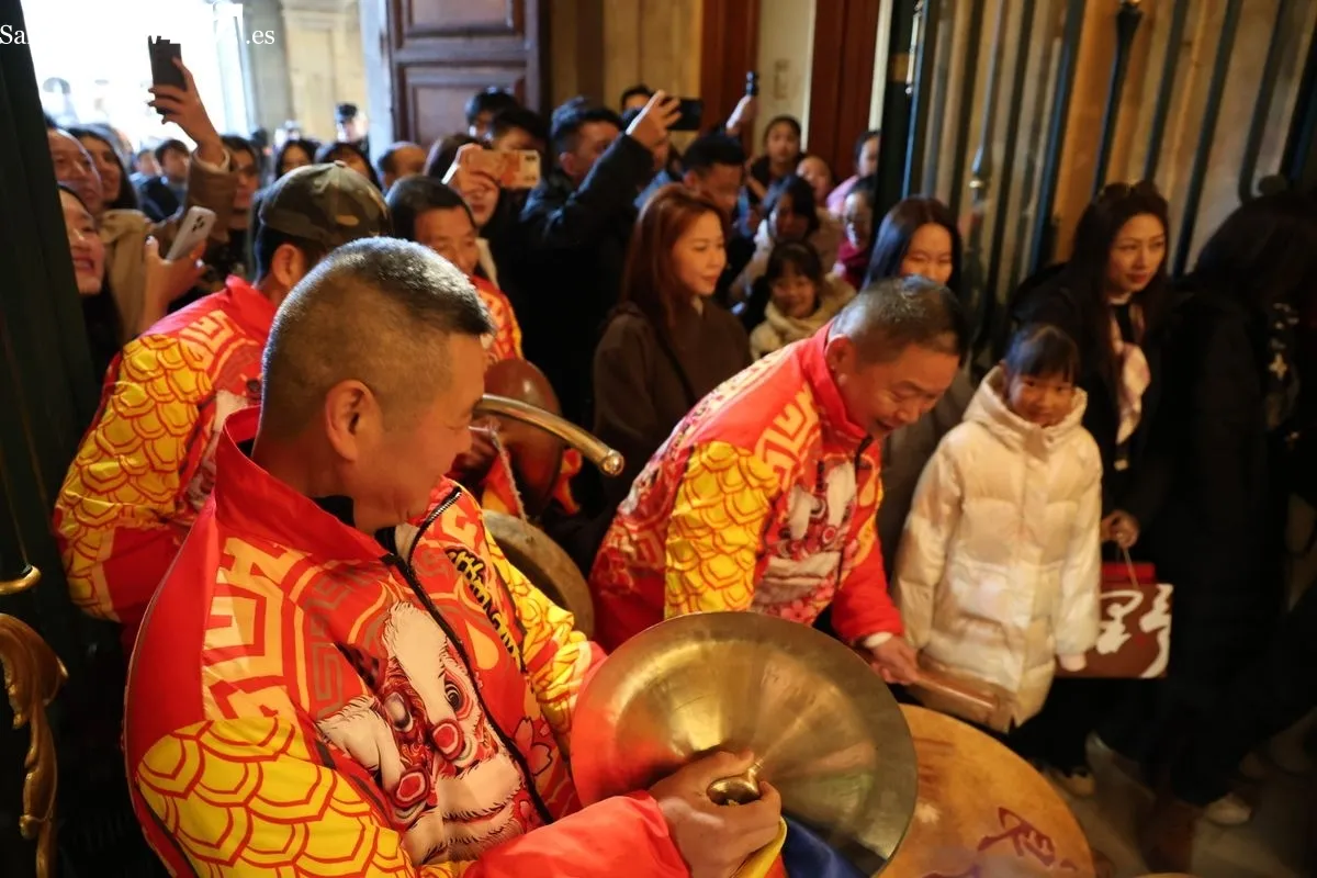 El alcalde de Salamanca, Carlos García Carbayo, recibe al escultor Xu Hongfei y a las personas participantes en la programación del Año Nuevo Chino. Foto de David Sañudo