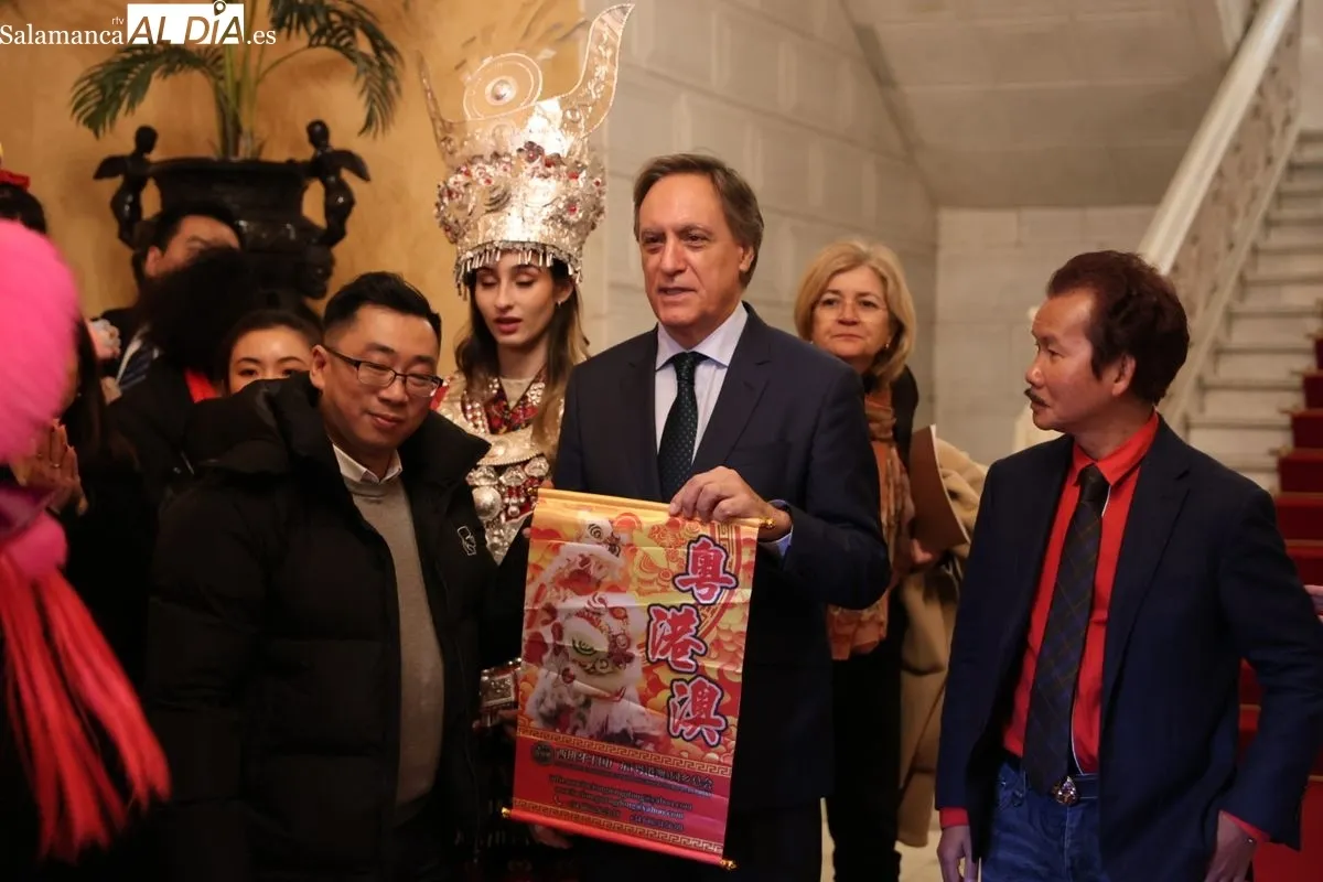 El alcalde de Salamanca, Carlos García Carbayo, recibe al escultor Xu Hongfei y a las personas participantes en la programación del Año Nuevo Chino. Foto de David Sañudo