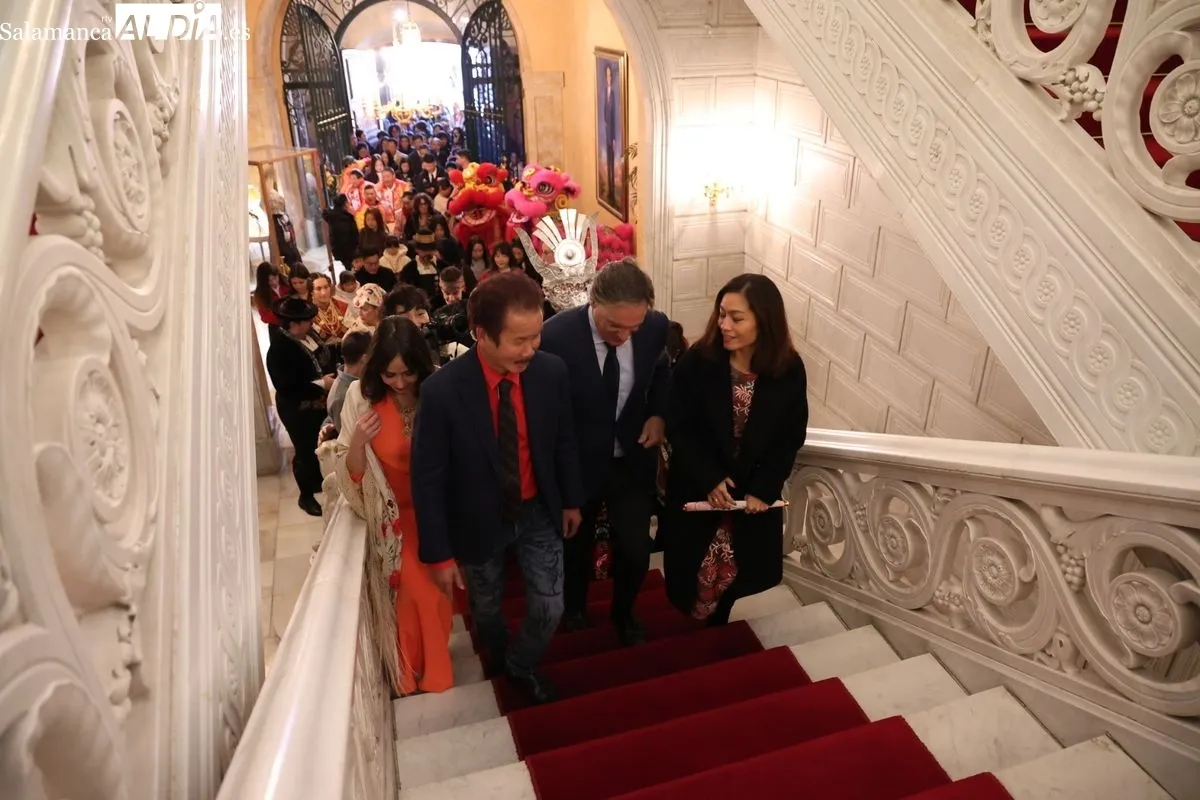 El alcalde de Salamanca, Carlos García Carbayo, recibe al escultor Xu Hongfei y a las personas participantes en la programación del Año Nuevo Chino. Foto de David Sañudo