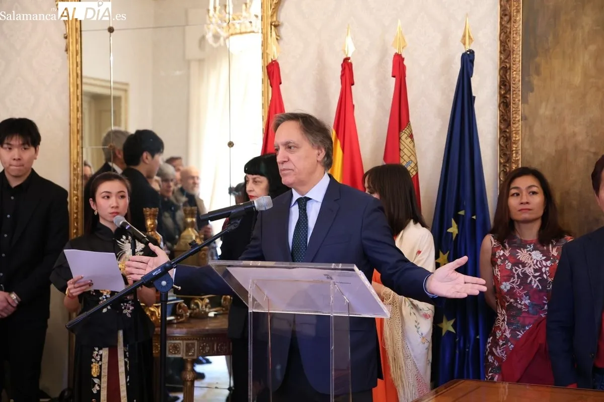 El alcalde de Salamanca, Carlos García Carbayo, recibe al escultor Xu Hongfei y a las personas participantes en la programación del Año Nuevo Chino. Foto de David Sañudo