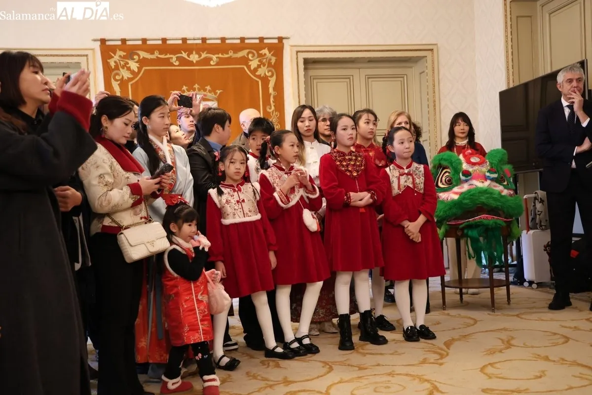El alcalde de Salamanca, Carlos García Carbayo, recibe al escultor Xu Hongfei y a las personas participantes en la programación del Año Nuevo Chino. Foto de David Sañudo