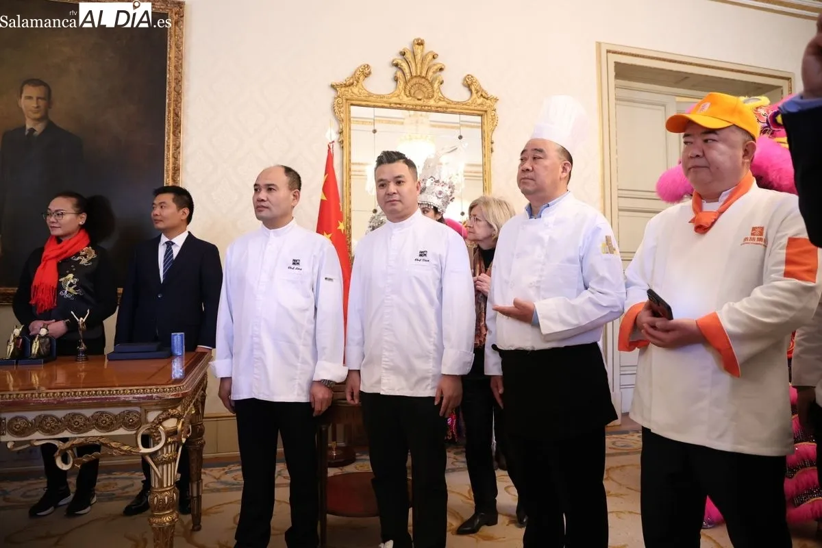 El alcalde de Salamanca, Carlos García Carbayo, recibe al escultor Xu Hongfei y a las personas participantes en la programación del Año Nuevo Chino. Foto de David Sañudo