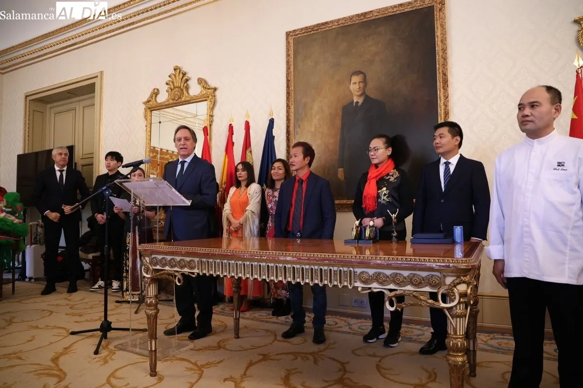 El alcalde de Salamanca, Carlos García Carbayo, recibe al escultor Xu Hongfei y a las personas participantes en la programación del Año Nuevo Chino. Foto de David Sañudo
